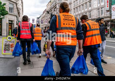 Wohltätigkeitsorganisation beginnt bei Home Workers, die in Central London, London, Großbritannien, Proviant an Obdachlose verteilen. Stockfoto