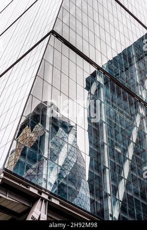 Das Gherkin-Gebäude (30 St. Mary AX) spiegelt sich im Glas des Leadenhall-Gebäudes, City of London, London, Großbritannien, wider. Stockfoto