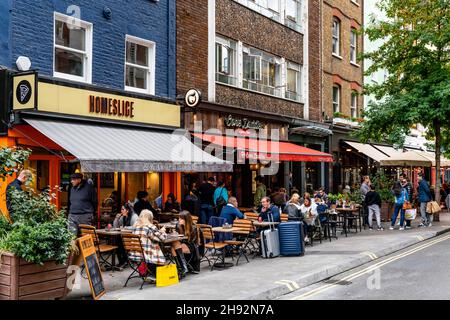 Bunte Cafés und Restaurants in James Street, London, Vereinigtes Königreich. Stockfoto