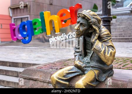 Plovdiv, Bulgarien - 25. November 2021: Kulturhauptstadt Europas 2019, gemeinsam Slogan und Statue von Miljo Stockfoto