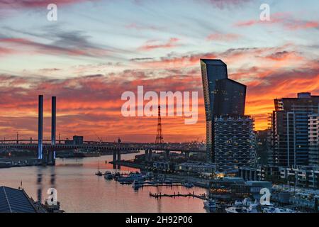 Brennender Sonnenuntergang über Melbourne Southbank Stockfoto