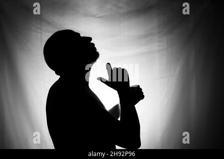 Schwarz-Weiß-Porträt in Silhouette eines Mannes vor weißem Hintergrund. Salvador, Bahia, Brasilien. Stockfoto