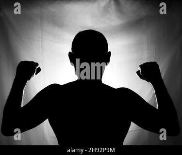 Schwarz-Weiß-Porträt in Silhouette eines Mannes vor weißem Hintergrund. Salvador, Bahia, Brasilien. Stockfoto