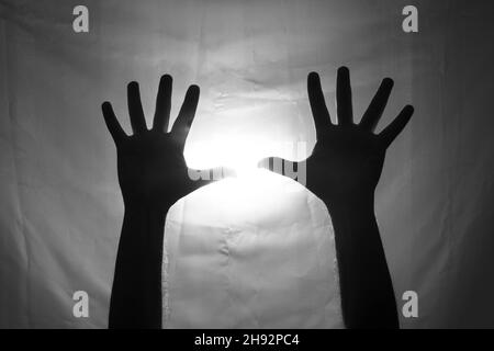 Schwarz-Weiß-Porträt in Silhouette eines Mannes vor weißem Hintergrund. Salvador, Bahia, Brasilien. Stockfoto