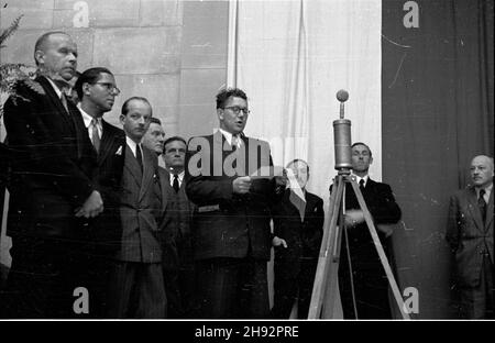 Warszawa, 1947-05-18. Otwarcie wystawy w Muzeum Narodowym pt. 50 lat filmu francuskiego. NZ. Przemawia Minister kultury i sztuki Stefan Dybowski. Z prawej Minister spraw zagranicznych Zygmunt Modzelewski. Drugi z lewej krytyk filmowy Jerzy Bonawentura Toeplitz. bk/ms PAP Przemawia Minister kultury i sztuki Stefan Dybowski. Z prawej Minister spraw zagranicznych Zygmunt Modzelewski. Drugi z lewej krytyk filmowy Jerzy Bonawentura Toeplitz. bk/ms PAP bk/ms PAP Warschau, 18. Mai 1947. Die Eröffnung der Ausstellung zum 50th-jährigen Jubiläum des französischen Films im Nationalmuseu Stockfoto