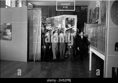 Warszawa, 1947-05-18. Otwarcie wystawy w Muzeum Narodowym pt. 50 lat filmu francuskiego. NZ. Zwiedzanie wystawy. bk/ms PAP Warschau, 18. Mai 1947. Die Eröffnung der Ausstellung zum 50th-jährigen Jubiläum des französischen Films im Nationalmuseum. Im Bild: Besucher. bk/ms PAP Stockfoto