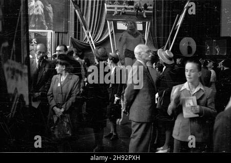 Warszawa, 1947-05-18. Otwarcie wystawy w Muzeum Narodowym pt. 50 lat filmu francuskiego. NZ. Zwiedzanie wystawy. bk/ms PAP Warschau, 18. Mai 1947. Die Eröffnung der Ausstellung zum 50th-jährigen Jubiläum des französischen Films im Nationalmuseum. Im Bild: Besucher. bk/ms PAP Stockfoto