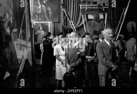 Warszawa, 1947-05-18. Otwarcie wystawy w Muzeum Narodowym pt. 50 lat filmu francuskiego. NZ. Zwiedzanie wystawy. bk/ms PAP Warschau, 18. Mai 1947. Die Eröffnung der Ausstellung zum 50th-jährigen Jubiläum des französischen Films im Nationalmuseum. Im Bild: Besucher bk/ms PAP Stockfoto