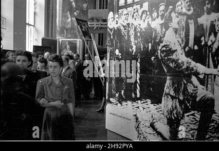 Warszawa, 1947-05-18. Otwarcie wystawy w Muzeum Narodowym pt. 50 lat filmu francuskiego. NZ. Zwiedzanie wystawy. bk/ms PAP Warschau, 18. Mai 1947. Die Eröffnung der Ausstellung zum 50th-jährigen Jubiläum des französischen Films im Nationalmuseum. Im Bild: Besucher. bk/ms PAP Stockfoto