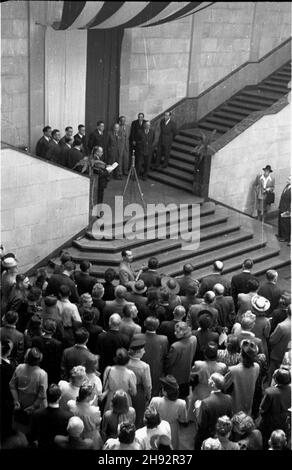 Warszawa, 1947-05-18. Otwarcie wystawy w Muzeum Narodowym pt. 50 lat filmu francuskiego. bk/ms PAP Warschau, 18. Mai 1947. Die Eröffnung der Ausstellung zum 50th-jährigen Jubiläum des französischen Films im Nationalmuseum. bk/ms PAP Stockfoto