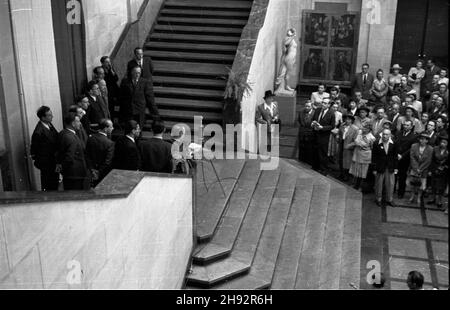 Warszawa, 1947-05-18. Otwarcie wystawy w Muzeum Narodowym pt. 50 lat filmu francuskiego. bk/ms PAP Warschau, 18. Mai 1947. Die Eröffnung der Ausstellung zum 50th-jährigen Jubiläum des französischen Films im Nationalmuseum. Stockfoto