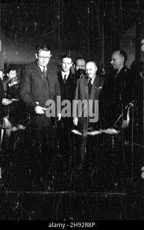 Warszawa, 1947-05-18. Otwarcie wystawy w Muzeum Narodowym pt. 50 lat filmu francuskiego. NZ. minister kultury i sztuki Stefan Dybowski przecina wstêgê. Z prawej m.in.: szef propagandy Wojska Polskiego Wiktor Grosz (3), Minister spraw zagranicznych Zygmunt Modzelewski (2). bk/ms PAP Warschau, 18. Mai 1947. Eröffnung der Ausstellung zum 50th-jährigen Jubiläum der französischen Filmindustrie im Nationalmuseum. Im Bild: Kultur- und Kunstminister Stefan Dybowski schneidet das Band. Von rechts der Propagandamanager der polnischen Armee Wiktor Grosz (Dritter), Außenminister Zygmunt Modzelewski (sek Stockfoto