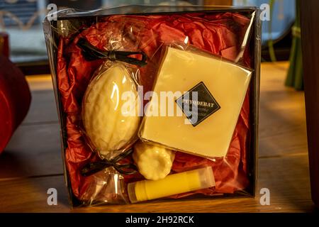 Bayonne, Frankreich - 29.06.2020: Luxuriöse handgefertigte Bonbons in einer Geschenkbox auf einem Holzhintergrund. Schokolade als Geschenk. Fotos in hoher Qualität Stockfoto