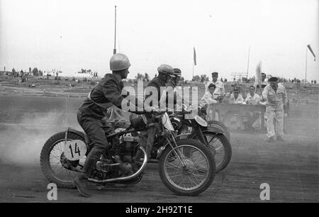 Warszawa, 1947-05-18. Stadion Wojskowego Klubu Sportowego Legia. Trójmecz motocyklowy na ¿U¿lu pomiêdzy Uni¹ Poznañ, Klubem Motorowym Grochów i sekcj¹ motocyklow¹ WKS Legia. NZ. Zawodnicy na starcie. bk/ak PAP Warschau, 18. Mai 1947. Stadion des Legia Military Sports Club. Dreieckige Speedway-Rennen zwischen Unia Poznan, Grochow Motorcycle Club und Motorrad-Sektion von WKS Legia. Bild: Start des Rennens. bk/ak PAP Stockfoto