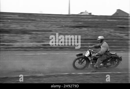 Warszawa, 1947-05-18. Stadion Wojskowego Klubu Sportowego Legia. Trójmecz motocyklowy na ¿U¿lu pomiêdzy Uni¹ Poznañ, Klubem Motorowym Grochów i sekcj¹ motocyklow¹ WKS Legia. NZ. motocykl na wira¿u. bk/ak PAP Warschau, 18. Mai 1947. Stadion des Legia Military Sports Club. Dreieckige Speedway-Rennen zwischen Unia Poznan, Grochow Motorcycle Club und Motorrad-Sektion von WKS Legia. Bild: Motorrad auf der Kurve. bk/ak PAP