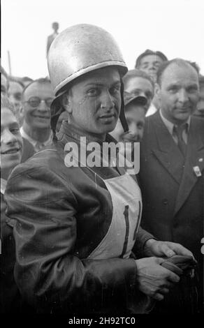 Warszawa, 1947-05-18. Trójmecz motocyklowy na ¿U¿lu pomiêdzy Uni¹ Poznañ, Klubem Motorowym Grochów i sekcj¹ motocyklow¹ WKS Legia na stadionie Wojskowego Klubu Sportowego Legia. Nz. Stanis³aw Brun, zwyciêzca biegu indywidualnego i jeden z najlepszych motocyklistów polskich. bk/mgs PAP Warschau, 18. Mai 1947. Dreifache Schnellstraße zwischen Unia Poznan, dem Motorradclub Grochow und dem Motorradsportverein WKS Legia Warszawa im Militärsportverein Legia in Warschau. Im Bild: Stanislaw Brun, Sieger des Einzelrennens und einer der besten Motorradfahrer polskich. bk/mgs PAP