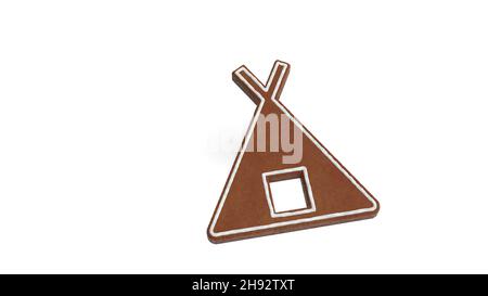 3D Wiedergabe von Lebkuchenkeks in Form eines Zeltsymbols für das Schlafen auf dem Land isoliert auf weißem Hintergrund mit weißer Vereisung Stockfoto