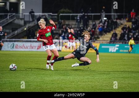 Frankfurt, Deutschland. 03rd Dez 2021. Frankfurt, Deutschland, Dezember 3rd Laura Freigang (10 Frankfurt) wird von Merle Barth (28 Potsdam) während des Fyeralarm Frauen-Bundesliga 2021/2022-Spiels zwischen Eintracht Frankfurt und Turbine Potsdam im Stadion Brentanobad in Frankfurt am Main angegangen. Norina Toenges/Sports Press Phot Credit: SPP Sport Press Photo. /Alamy Live News Stockfoto