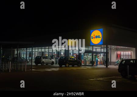 Campos, Spanien; dezember 01 2021: Hauptfassade der Lidl-Supermarktkette, in der mallorquinischen Stadt Campos, nachts Stockfoto