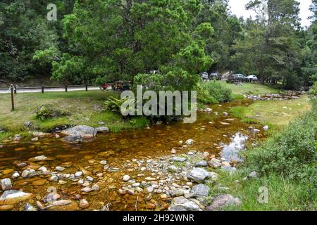 Der Picknickbereich im Wald auf dem beliebten Jubilee Creek Wanderweg in Knysna an der Gartenroute in Südafrika mit seinem Bach und historischen Min Stockfoto