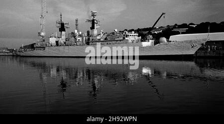 AJAXNETPHOTO. SEPTEMBER 2003. DEVONPORT, PLYMOUTH, ENGLAND. - HMS CHATHAM ERWARTET EIN SCHLEPPTAU, UM DOCKS IN DEVONPORT AN EINEM RUHIGEN SEPTEMBERMORGEN ZU TROCKNEN. FOTO: JONATHAN EASTLAND/AJAX REF:TC4920BW 3 00 Stockfoto