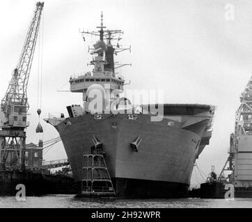 AJAXNETPHOTO. 1982. PORTSMOUTH, ENGLAND - UNBESIEGBAR BEREITET SICH VOR - DIE HMS UNBESIEGBAR, DIE AUF DER MARINESTÜTZPUNKT VON PORTSMOUTH IN VORBEREITUNG AUF IHRE LANGE REISE NACH SÜDEN ZU DEN FALKLANDS-INSELN GESEHEN WURDE. FOTO: JONATHAN EASTLAND/AJAX REF:820304 2 Stockfoto