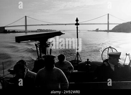 AJAXNETPHOTO. 1971. SEINE, FRANKREICH. - 38 KNOTEN NACH LE HAVRE - HMS SABER REISE NACH PARIS AUF DER SEINE UND VERLÄSST DIE HÄNGEBRÜCKE BEI TANCARVILLE ASTERN; FOTOS:JONATHAN EASTLAND/AJAX REF: RX7151204 117 Stockfoto