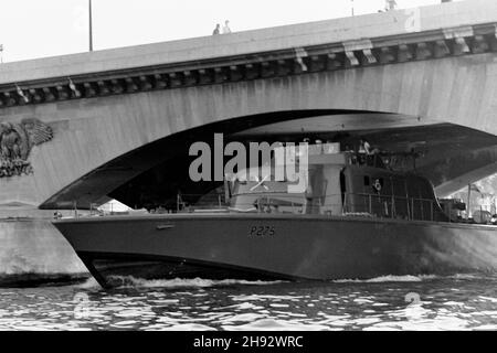 AJAXNETPHOTO. 1971. SEINE, FRANKREICH. - 38 KNOTEN NACH LE HAVRE - HMS SABER REISE NACH PARIS AUF DER SEINE UNTER DER PONT D'LÉNA. FOTOS:JONATHAN EASTLAND/AJAX REF: RX7151204 122 Stockfoto