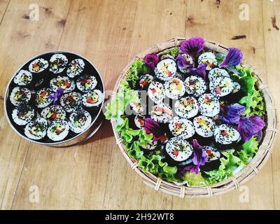 Zwei Sätze Rollen auf einer hölzernen Oberfläche Stockfoto
