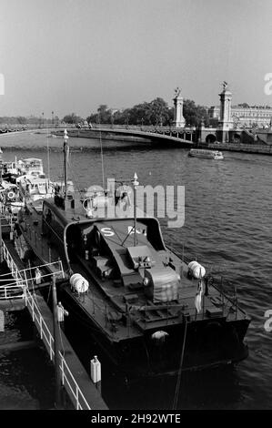 AJAXNETPHOTO. 1971. SEINE, PARIS, FRANKREICH. - 38 KNOTEN NACH LE HAVRE - HMS SABER REISE NACH PARIS AUF DER SEINE, VERTÄUT IM TOURING CLUB DE FRANCE UNTERHALB VON PONT ALEXANDRE III FOTOS:JONATHAN EASTLAND/AJAX REF: RX7151204 123 Stockfoto