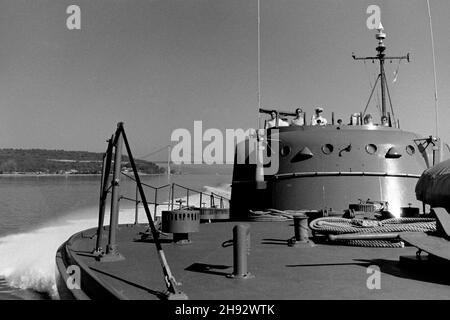 AJAXNETPHOTO. 1971. SEINE, FRANKREICH. - 38 KNOTEN NACH LE HAVRE - HMS SABER REISE NACH PARIS AUF DER SEINE; VERLASSEN DER HÄNGEBRÜCKE BEI TANCARVILLE VOR DER TÜR, WÄHREND DAS SCHIFF AUF DER RÜCKFAHRT NACH GROSSBRITANNIEN DIE GESCHWINDIGKEIT AUF SEE SAMMELT. FOTOS:JONATHAN EASTLAND/AJAX REF: RX7151204 132 Stockfoto