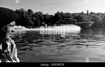 AJAXNETPHOTO. 1971. SEINE, FRANKREICH. - 38 KNOTEN NACH LE HAVRE - HMS SABER REISE NACH PARIS DIE SEINE HINAUF; EIN BESATZUNGSMITGLIED BEOBACHTET SABER MIT GESCHWINDIGKEIT, WÄHREND SIE STROMAUFWÄRTS NACH PARIS FÄHRT. FOTOS:JONATHAN EASTLAND/AJAX REF: RX7151204 138 Stockfoto