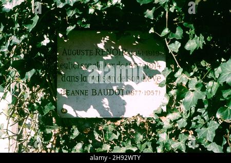 AJAXNETPHOTO. 2006. LOUVECIENNES, FRANKREICH. - HAUS DES IMPRESSIONISMUS - PLAKETTE AUF EINEM GRUNDSTÜCK PFOSTEN IM DORF, STANDORT BENANNT ALS HEIMAT DES IMPRESSIONISTEN MALER PIERRE AUGUSTE RENOIR 1841 - 1919. FOTO: JONATHAN EASTLAND/AJAX REF:BAU62403 3 60 Stockfoto