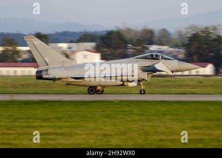 Ostrava, Tschechische Republik - 13. September 2018: Militärisches Kampfflugzeug auf dem Luftstützpunkt. Flugbetrieb der Luftwaffe. Luftfahrt und Flugzeuge. Luftverteidigung. Stockfoto