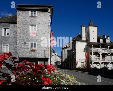 AJAXNETPHOTO. 2019. OLORON SAINTE-MARIE, FRANKREICH. - EINE GEMEINDE IM DÉPARTEMENT PYRÉNÉES-ATLANTIQUES IN DER REGION BEARN, SÜDWESTFRANKREICH. DER IMPRESSIONISTISCHE KÜNSTLER EDOUARD MANET AUS DEM 19TH. JAHRHUNDERT ZOG 1870 MIT SEINER FAMILIE IN DIE STADT UND WOHNTE IM SAUVIRON-HAUS (NICHT ABGEBILDET, ABER GEGENÜBER DEM GEBÄUDE LINKS). FOTO: JONATHAN EASTLAND/AJAXREF:GX8 191010 868 Stockfoto