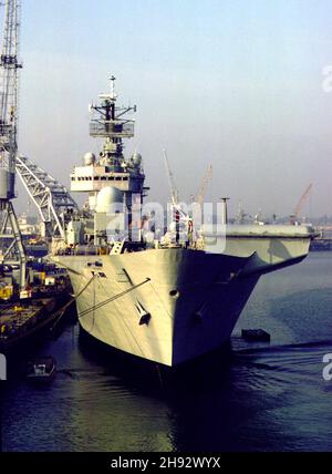 AJAXNETPHOTO. SEPTEMBER 1996. PORTSMOUTH, ENGLAND. - ARK BEREITET SICH VOR - - HMS ARK ROYAL (RO7) BEREITET SICH AUF DAS MEER AUF DEM MARINESTÜTZPUNKT PORTSMOUTH VOR. FOTO: JONATHAN EASTLAND/AJAX. REF:16996 Stockfoto