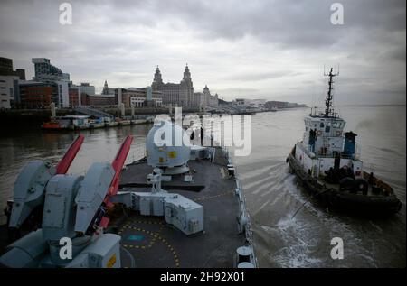 AJAXNETPHOTO. FEBRUAR 2012. LIVERPOOL, ENGLAND. - HMS LIVERPOOL. PASSAGE VON GLASGOW NACH LIVERPOOL - ZERSTÖRER VOM TYP 42 ERREICHT DEN MERSEY RIVER AUF DEM WEG ZUM KREUZFAHRTANLEGER. FOTO: JONATHAN EASTLAND/AJAX REF: R122902 2213 Stockfoto