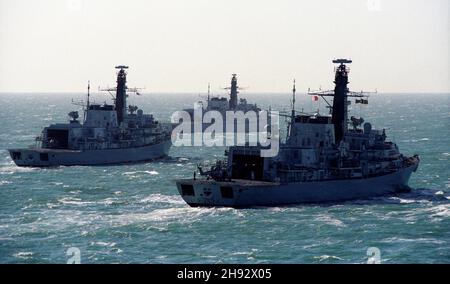 AJAXNETPHOTO. 2002. AUF SEE, ENGLISCHER KANAL, ENGLAND. - KRIEGSSPIELE - TYP 23 FREGATTEN - DUKE-KLASSE (L-R) HMS RICHMOND, HMS NORTHUMBERLAND UND HMS IRON DUKE BEI DER ÜBUNG IM KANAL.FOTO:JONATHAN EASTLAND/AJAX REF:22609 2 35 Stockfoto