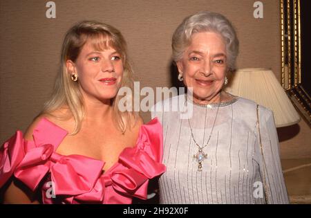 Helen Hayes und Enkelin Mary MacArthur Mai 1988 Quelle: Ralph Dominguez/MediaPunch Stockfoto