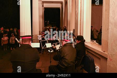 Brighton, Großbritannien. 3rd. Dezember 2021 - Hunderte von Anwohnern kamen heute Abend zu den "Carols in the Park", die von Friends of Queens Park in Brighton mit Musik einer Heilsarmee-Band veranstaltet wurden: Credit Simon Dack / Alamy Live News Stockfoto