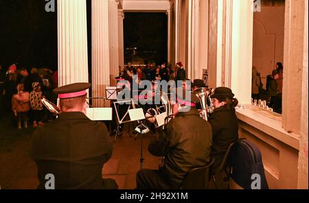 Brighton, Großbritannien. 3rd. Dezember 2021 - Hunderte von Anwohnern kamen heute Abend zu den "Carols in the Park", die von Friends of Queens Park in Brighton mit Musik einer Heilsarmee-Band veranstaltet wurden: Credit Simon Dack / Alamy Live News Stockfoto