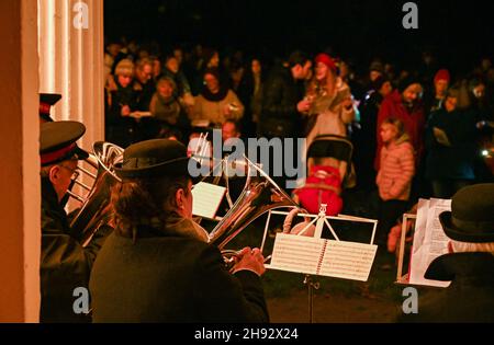 Brighton, Großbritannien. 3rd. Dezember 2021 - Hunderte von Anwohnern kamen heute Abend zu den "Carols in the Park", die von Friends of Queens Park in Brighton mit Musik einer Heilsarmee-Band veranstaltet wurden: Credit Simon Dack / Alamy Live News Stockfoto