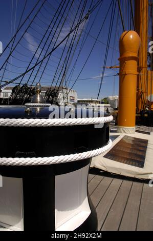 AJAXNETPHOTO. 4TH. JUNI 2015. PORTSMOUTH, ENGLAND. - HMS WARRIOR 1860 - DAS ERSTE UND LETZTE EISENGEKLEIDETE KRIEGSSCHIFF, DAS DER ÖFFENTLICHKEIT ZUGÄNGLICH IST. CAPSTAIN-DEKORATION IM OBERDECK.FOTO:JONATHAN EASTLAND/AJAX REF:D150406 5233 Stockfoto