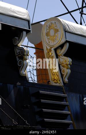 AJAXNETPHOTO. 4TH. JUNI 2015. PORTSMOUTH, ENGLAND. - HMS WARRIOR 1860 - DAS ERSTE UND LETZTE EISENGEKLEIDETE KRIEGSSCHIFF, DAS DER ÖFFENTLICHKEIT ZUGÄNGLICH IST. DETAIL DER DEKORATIVEN HOLZSCHNITZEREI AUF PORTOBULWARK. FOTO: JONATHAN EASTLAND/AJAX REF:D150406 5294 Stockfoto