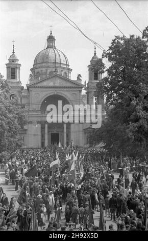 Warszawa, 1947-05-25. Obchody Œwiêta Ludowego zorganizowane przez Stronnictwo Ludowe w Wilanowie. NZ. Delegacje ch³opskie wychodz¹ z koœcio³a œw. Anny po nabo¿eñstwie. ps/ms PAP Warschau, 25. Mai 1947. Bauernfest in Wilanow gefeiert. Im Bild: Bauerndelegierte nach der Messe in der Kirche St. Anna. ps/ms PAP Stockfoto