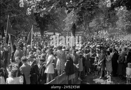 Warszawa, 1947-05-25. Obchody Œwiêta Ludowego zorganizowane przez Stronnictwo Ludowe w Wilanowie. NZ. pochód uczestników alejami parku pa³acowego do miejsca uroczystoœci w dolnym parku. ps/ms PAP Warschau, 25. Mai 1947. Bauernfest in Wilanow gefeiert. Im Bild: Eine Parade im Wilanow Palace Park. ps/ms PAP Stockfoto