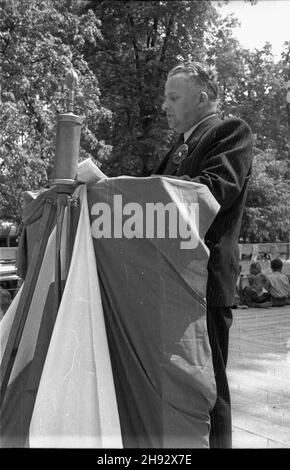 Warszawa, 1947-05-25. Obchody Œwiêta Ludowego zorganizowane przez Stronnictwo Ludowe w Wilanowie. NZ. Przemawia pose³ Stronnictwa Ludowego Stanis³aw Kotek-Agroszewski. ps/ms PAP Warschau, 25. Mai 1947. Bauernfest in Wilanow gefeiert. Bild: Ein Stellvertreter der Bauernpartei Stanislaw Kotek-Agroszewski spricht. ps/ms PAP Stockfoto