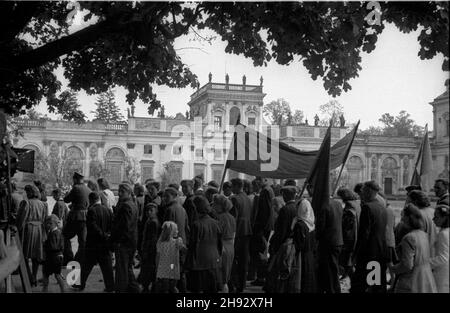 Warszawa, 1947-05-25. Obchody Œwiêta Ludowego zorganizowane przez Stronnictwo Ludowe w Wilanowie. NZ. pochód uczestników uroczystoœci przed barokowym Pa³acem Wilanowskim. ps/ms PAP Warschau, 25. Mai 1947. Bauernfest in Wilanow gefeiert. Im Bild: Eine Parade vor dem barocken Schloss Wilanow. ps/ms PAP Stockfoto