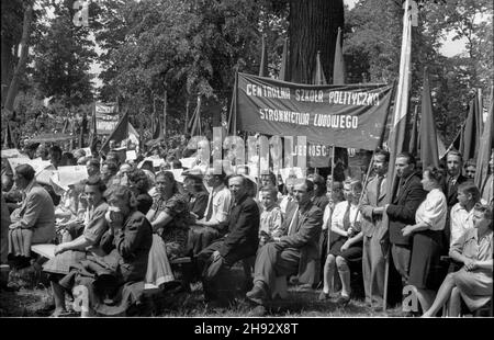 Warszawa, 1947-05-25. Obchody Œwiêta Ludowego zorganizowane przez Stronnictwo Ludowe w Wilanowie. NZ. Przedstawiciele Centralnej Szko³y Partyjnej Stronnictwo Ludowego z transparentem s³uchaj¹ oficjalnych przemówieñ. ps/ms PAP Warschau, 25. Mai 1947. Bauernfest in Wilanow gefeiert. Im Bild: Vertreter des Politischen Kollegs der Main Peasant Party mit einem Banner hören offizielle Reden. ps/ms PAP Stockfoto