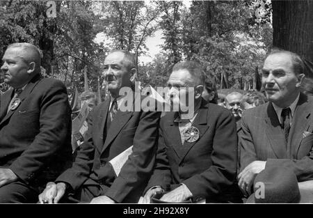 Warszawa, 1947-05-25. Obchody Œwiêta Ludowego zorganizowane przez Stronnictwo Ludowe w Wilanowie. NZ. dzia³acze ch³opscy s³uchaj¹ oficjalnych przemówieñ. ps/ms PAP Warschau, 25. Mai 1947. Bauernfest in Wilanow gefeiert. Im Bild: Bauernaktivisten hören offiziellen Reden zu. ps/ms PAP Stockfoto